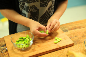 蠶豆剝除外殼，剩下嫩嫩的蠶豆。