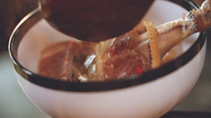 筍干提前冷水浸泡3小時，浸泡后將筍干撕成條狀。