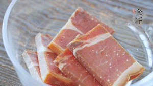 金字火腿切片溫水浸泡5分鐘。