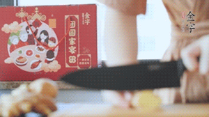 將處理好的老鴨放入冷水鍋中，丟入姜片，冷水煮沸去腥。