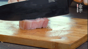 【餡料】1.金字淡咸肉加姜片料酒焯水，春筍焯水后切成小丁。