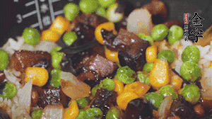 出鍋前加蠔油、生抽調(diào)味，撒點(diǎn)熟白芝麻即可。