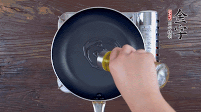 魚頭對開，洗凈瀝干。鍋中加油，把魚頭兩面煎至金黃色，期間加蔥姜，每面約需時2-3分鐘。