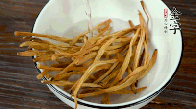 黃花菜、香菇提前泡發(fā)。黃花菜去掉硬頭，香菇切片。