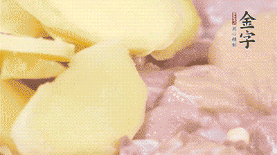 雞肉剁塊，用料酒、蔥、姜、鹽、糖拌均腌制20分鐘。