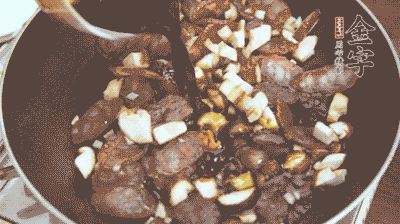 熱油下鍋煸香蒜末，再放入香菇、土香腸，和調(diào)配好的醬汁，炒熟。