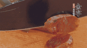 麻辣香腸蒸熟后，切片待用。