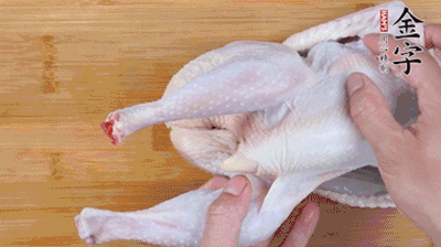 菌菇分別冷水泡發(fā)。雞處理干凈后剁成小塊，放水中浸泡半小時去血水。