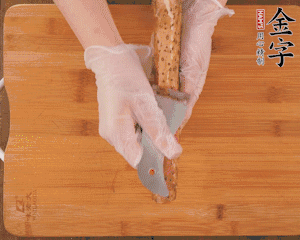 山藥去皮切滾刀塊，熱水汆燙30秒，撈出冷水浸泡。