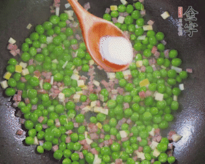 加水、料酒、鹽燒2分鐘即可。