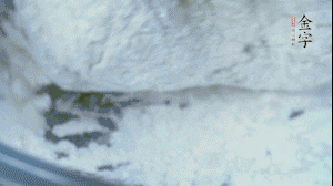 【面皮】2.將糯米粉和粳米粉混合，加煮好的艾草和適量清水，揉搓成面團(tuán)。