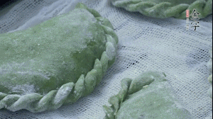 【制作】2.蒸架上墊浸濕的屜布，再放上清明果，大火蒸10~15分鐘，完成，出鍋啦！