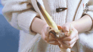 春筍切滾刀塊，加少許鹽，焯水備用。