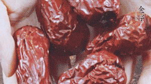 紅棗洗凈，對半剪開。