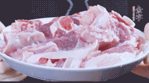 新鮮羊肉冷水入鍋，加姜片、清水焯水，除去血沫。