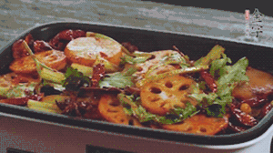 加入金字麻辣香腸，翻炒5分鐘左右。再加入之前準(zhǔn)備好的蔬菜，翻炒均勻，最后放入蝦。