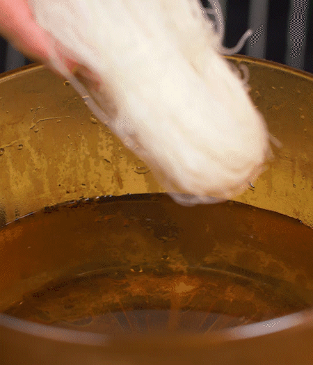 甜玉米煮熟剝粒，拌入適量沙拉醬拌勻。