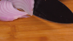 鍋中少許油，熱油倒入香腸煸炒出油，倒入南瓜塊、洋蔥翻炒片刻。