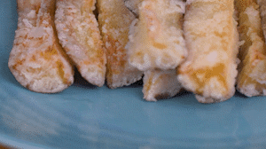 炸制油溫在7成左右，茄子炸至金黃色即可撈出。