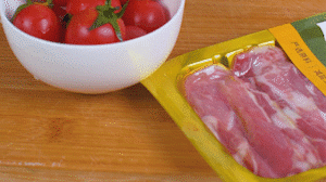 洋蔥、土豆切丁塊，火腿切小片，小番茄對(duì)半切開。