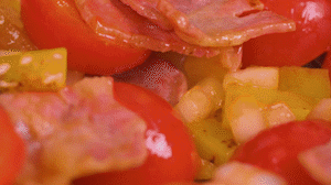 接著放入土豆和洋蔥，翻炒兩分鐘斷生。