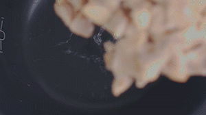 把雞、火腿、椰子水、椰肉、姜、紅棗放入電飯鍋，按下煲湯功能。