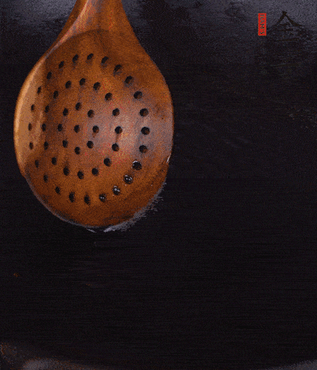 鍋中多倒些花生油，油溫達(dá)80度時，下芋頭丁炸 40 秒，直到表皮金黃，撈出待用。