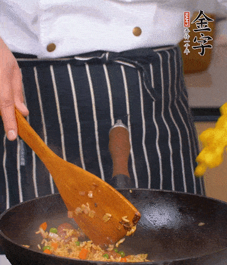 加咖喱塊、少許鹽、白糖調(diào)味，炒至咖喱塊融化后，倒米飯，翻炒至每粒米飯都包裹上咖喱，再放黃椒、青椒粒，出鍋前加菠蘿粒和小蔥翻拌均勻。