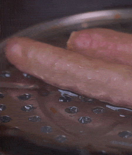 金字10°鮮低溫香腸蒸10分鐘后，切片。