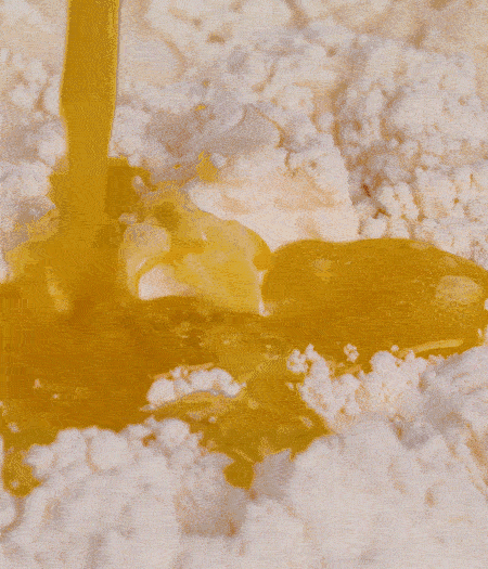 加融化的30g黃油（要不熱再倒）、黃椒、紅椒、白洋蔥、土豆、大蔥、香腸繼續(xù)攪拌均勻。