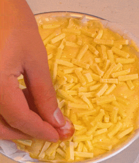 撒上馬蘇里拉芝士，用香腸片裝飾表面，180攝氏度烤箱烤20-25分鐘。