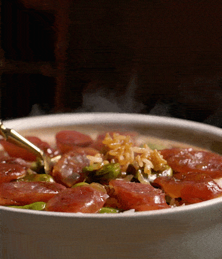 用生抽、白糖、蠔油、芝麻油調(diào)個(gè)汁，淋汁、攪拌、開吃。