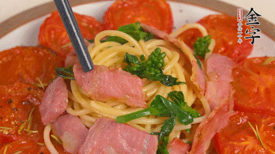 加菜花翻炒1分鐘后加意面，翻炒1分鐘后用少許鹽、黑胡椒調(diào)味即可。