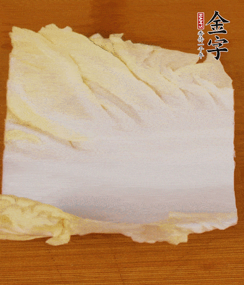 一片白菜一片淡火腿交替疊起，疊個(gè)兩三層放進(jìn)鍋內(nèi)，直到塞滿鍋。