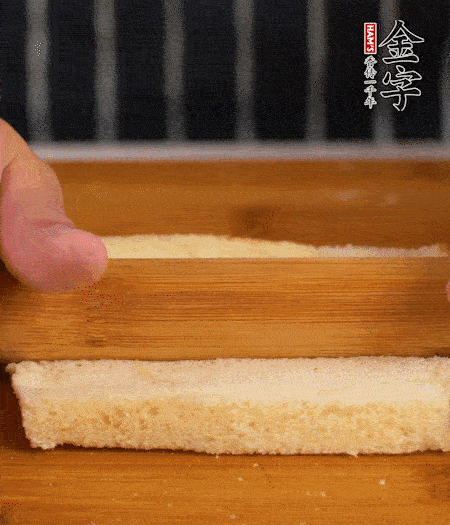 吐司切去四邊，搟薄；烤腸竹簽穿過。