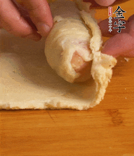 吐司卷起香腸，吐司尾端涂抹少許全蛋液，卷好的吐司表面蘸上蛋液，在裹上一層面包糠，送入預熱好的烤箱中。