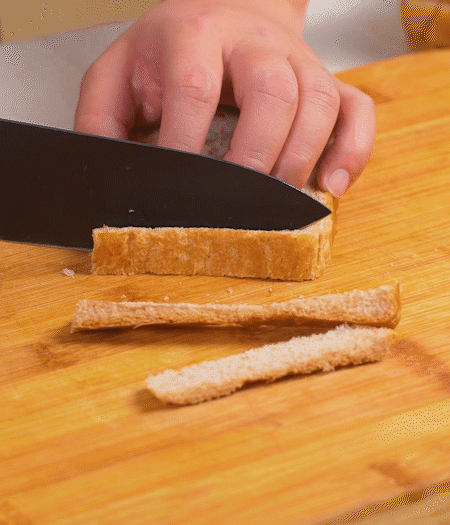 取1片黑麥吐司片，去掉邊邊，涂上一層蛋黃醬。