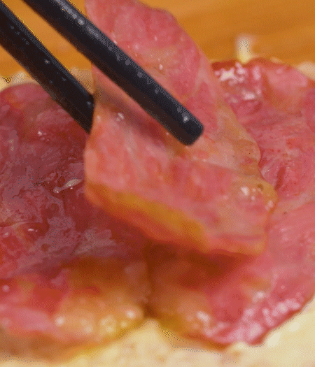 放上火腿、芝士片、生菜，再放一片土司。