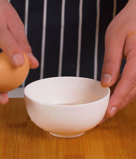 起鍋熱油，蛋液煎成雞蛋碎。金字淡咸肉切成絲。