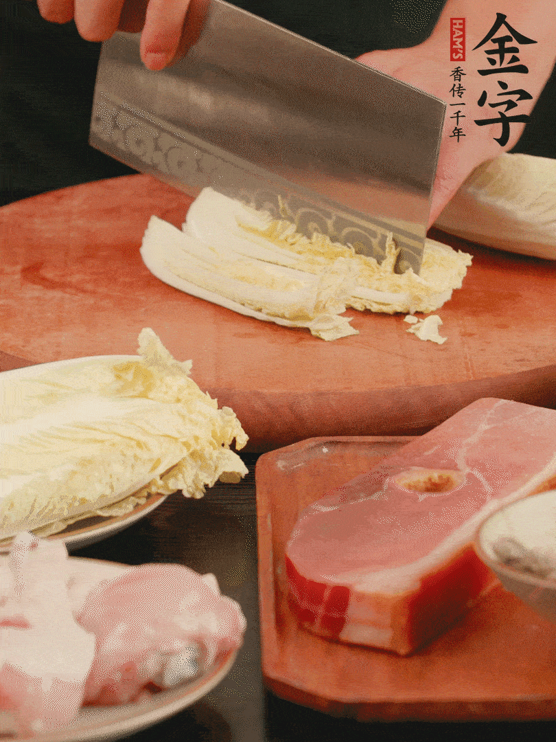 白菜去掉頭尾，對(duì)半豎切，再均勻切4刀。