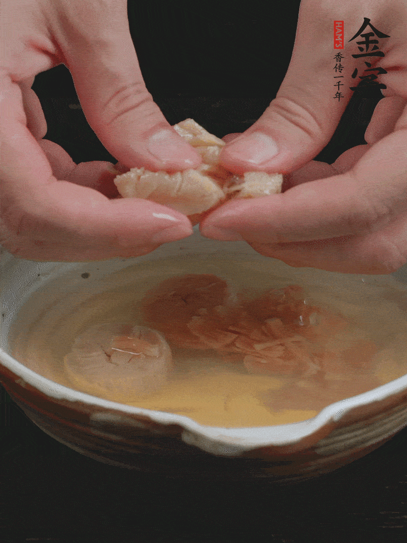 元貝溫水泡發(fā)，拆成細(xì)絲。