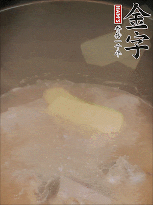 排骨洗凈，加生姜、黃酒焯水，溫水洗凈備用。