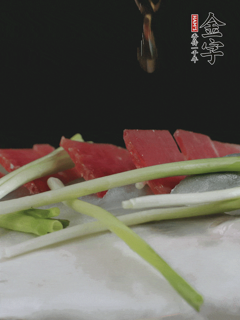 蔥白置于魚(yú)身，放適量豌豆，淋上花雕酒。