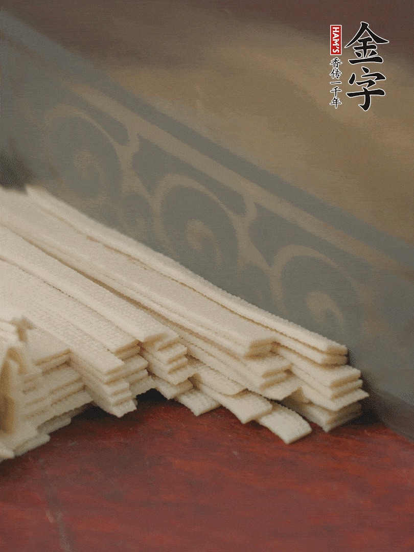 燉火腿期間，千張切細(xì)絲，白蘿卜去皮切細(xì)絲，蒜葉切細(xì)丁。