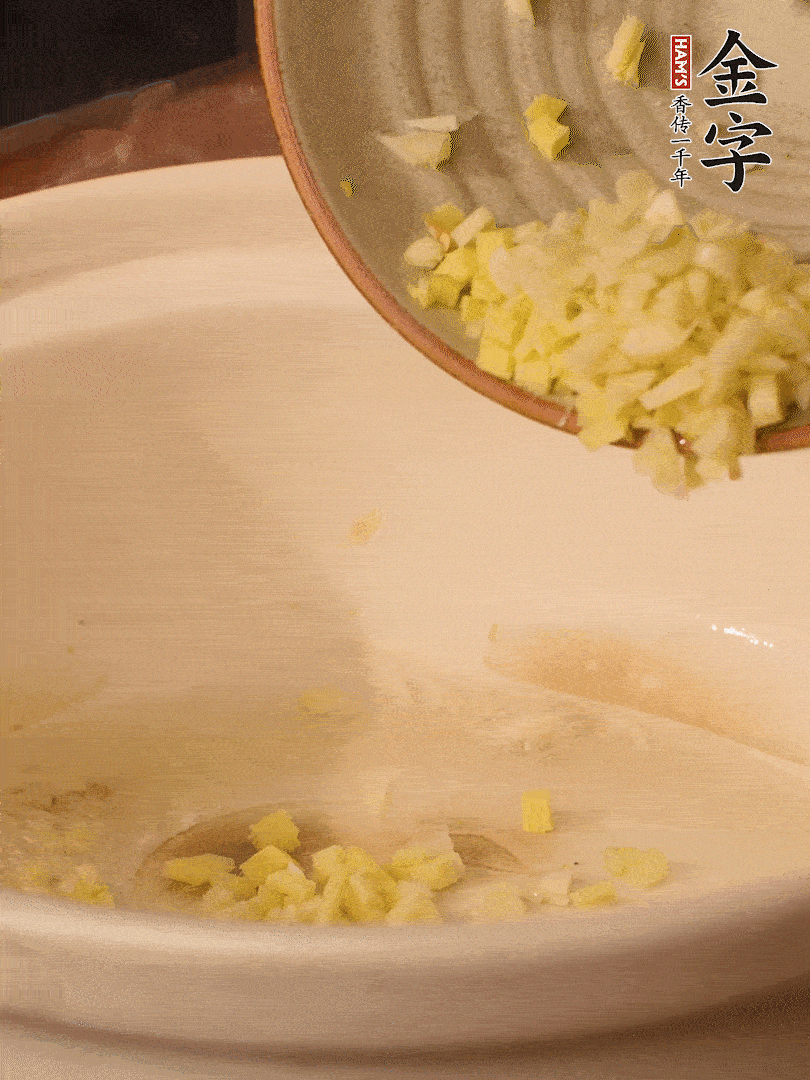 熱油下鍋，姜爆香。下冬瓜略微翻炒。