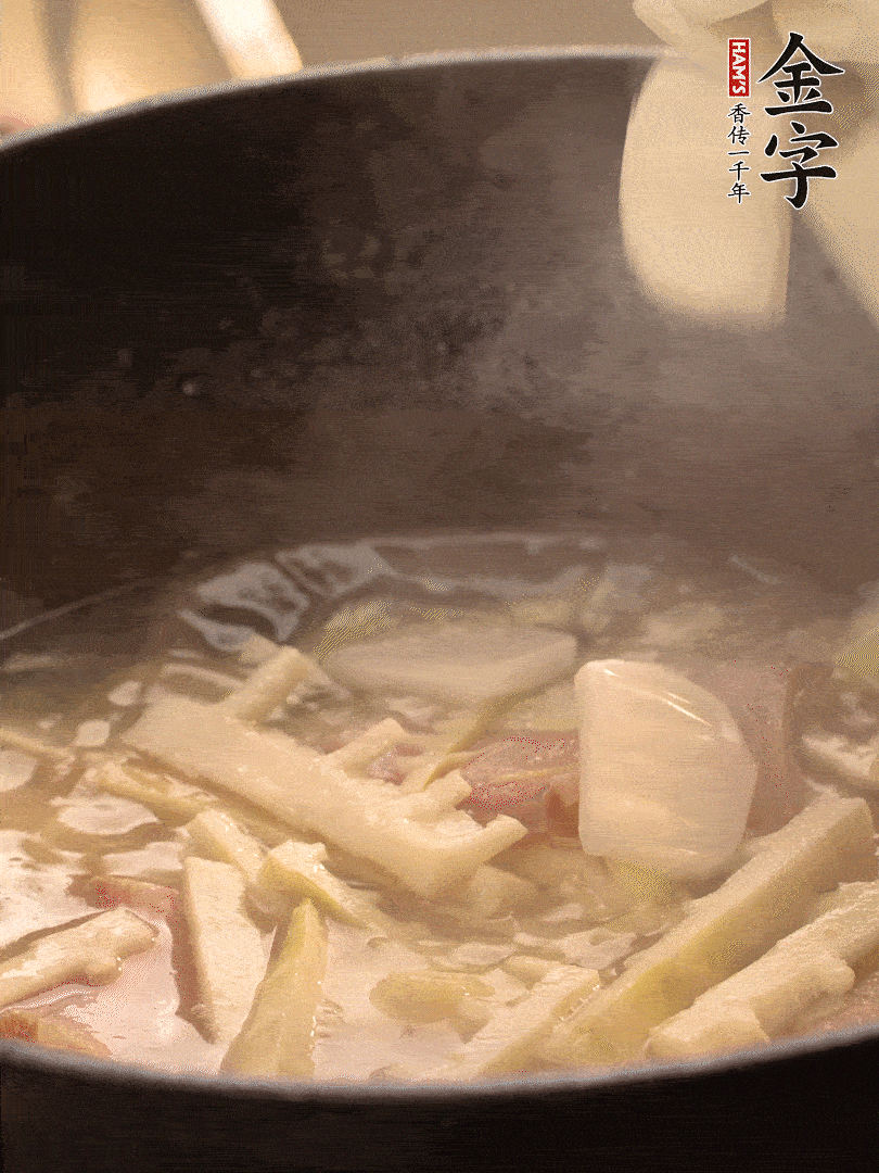 加一點(diǎn)開(kāi)水后，放年糕燜2分鐘至軟。