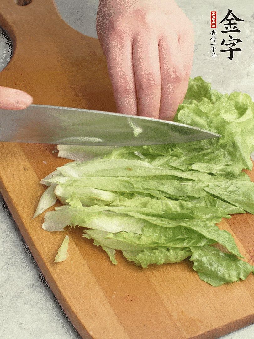 胡蘿卜、生菜、黃瓜切絲。