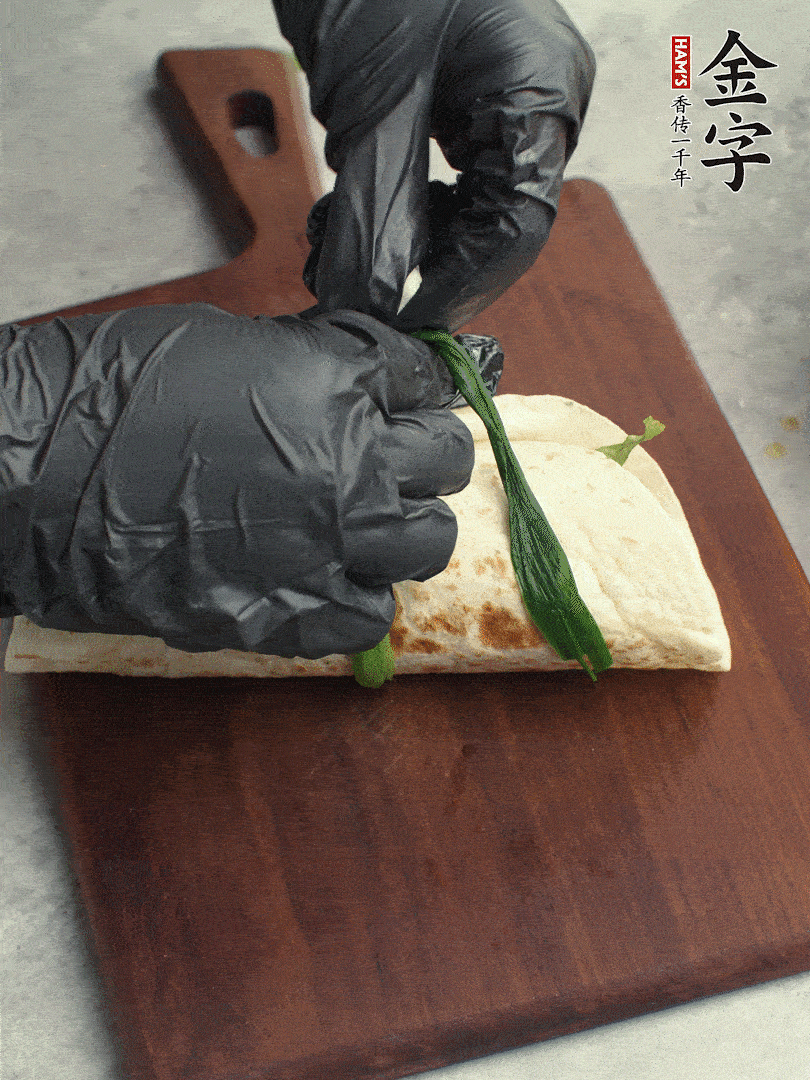 用焯過(guò)水的小蔥打結(jié)。