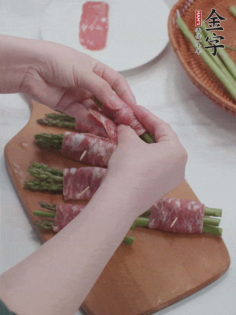 蘆筍切小段，蘆筍段用金字培根火腿卷起。