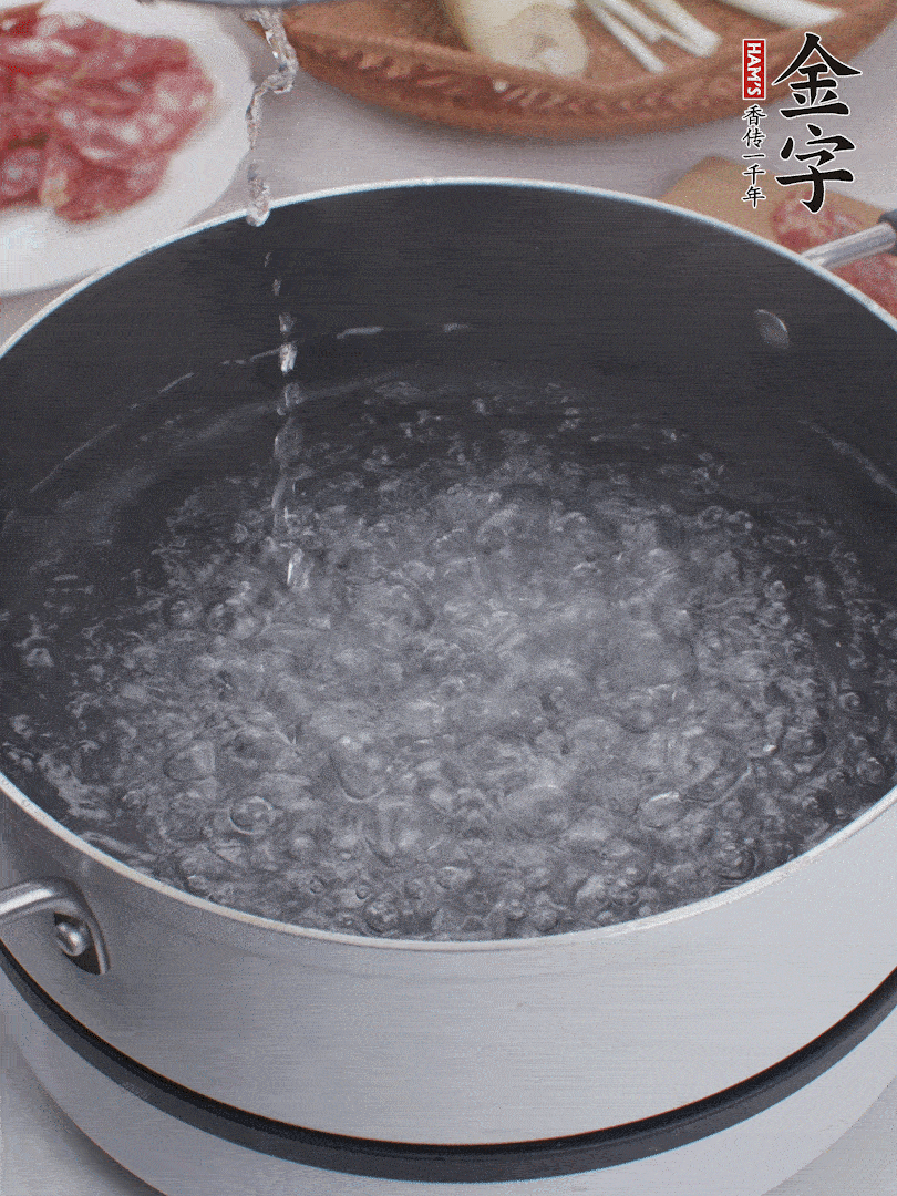 春筍去殼切片，焯水3分鐘。